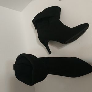 Black Faux Suede Rouge Adjustable Ankle Boots sz 8